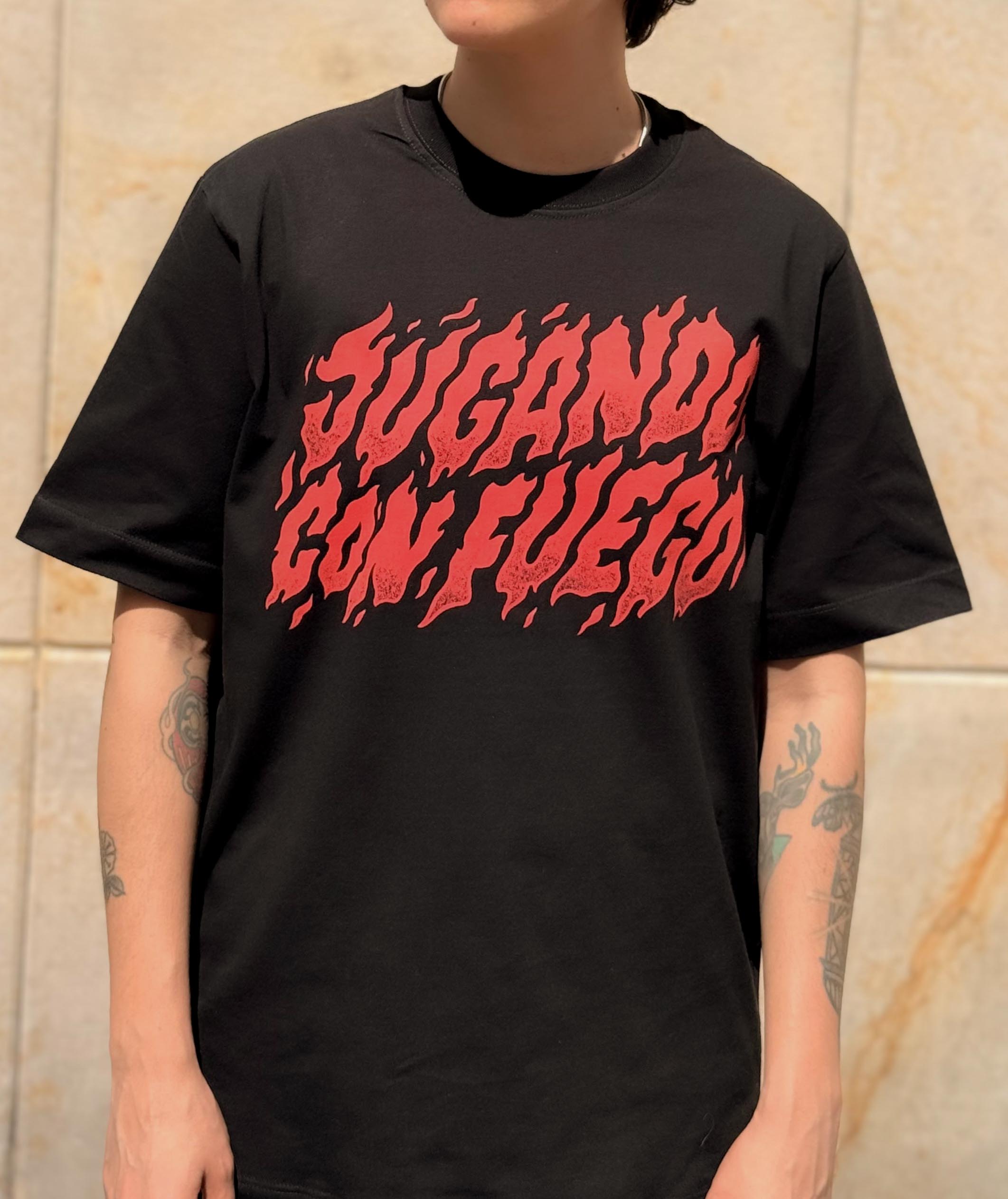 Camiseta "Jugando con Fuego" - Negro